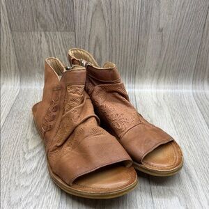 Miz Mooz Tan Leather Open-Toe Sandals